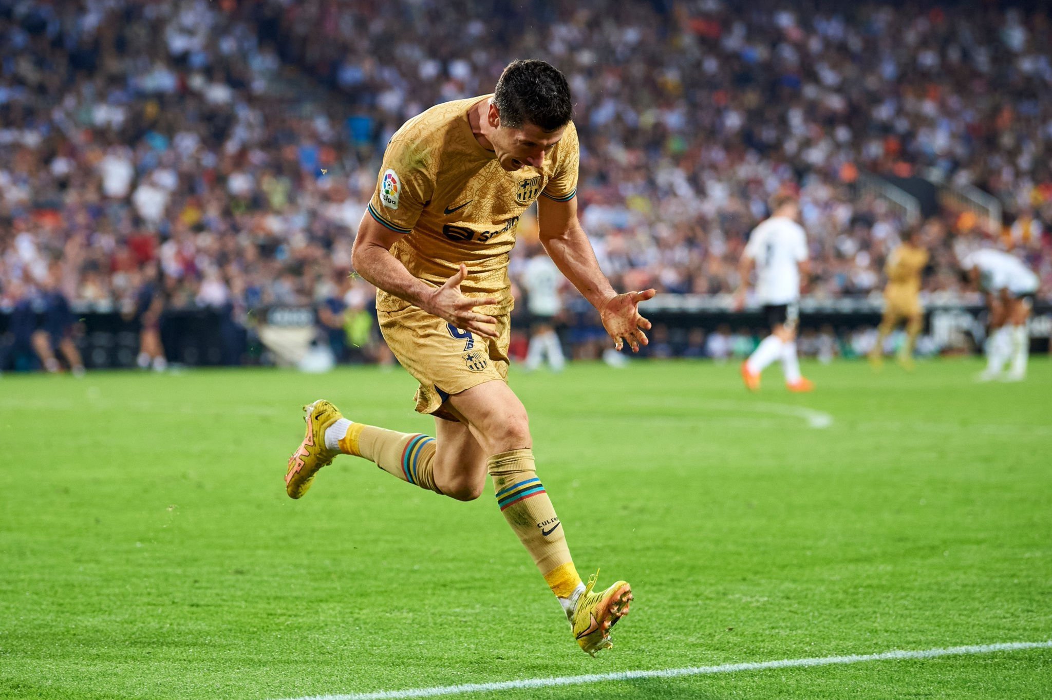 米兰体育入口-包含瓦伦西亚力克瑞士,莱万三分雨点燃全场的词条