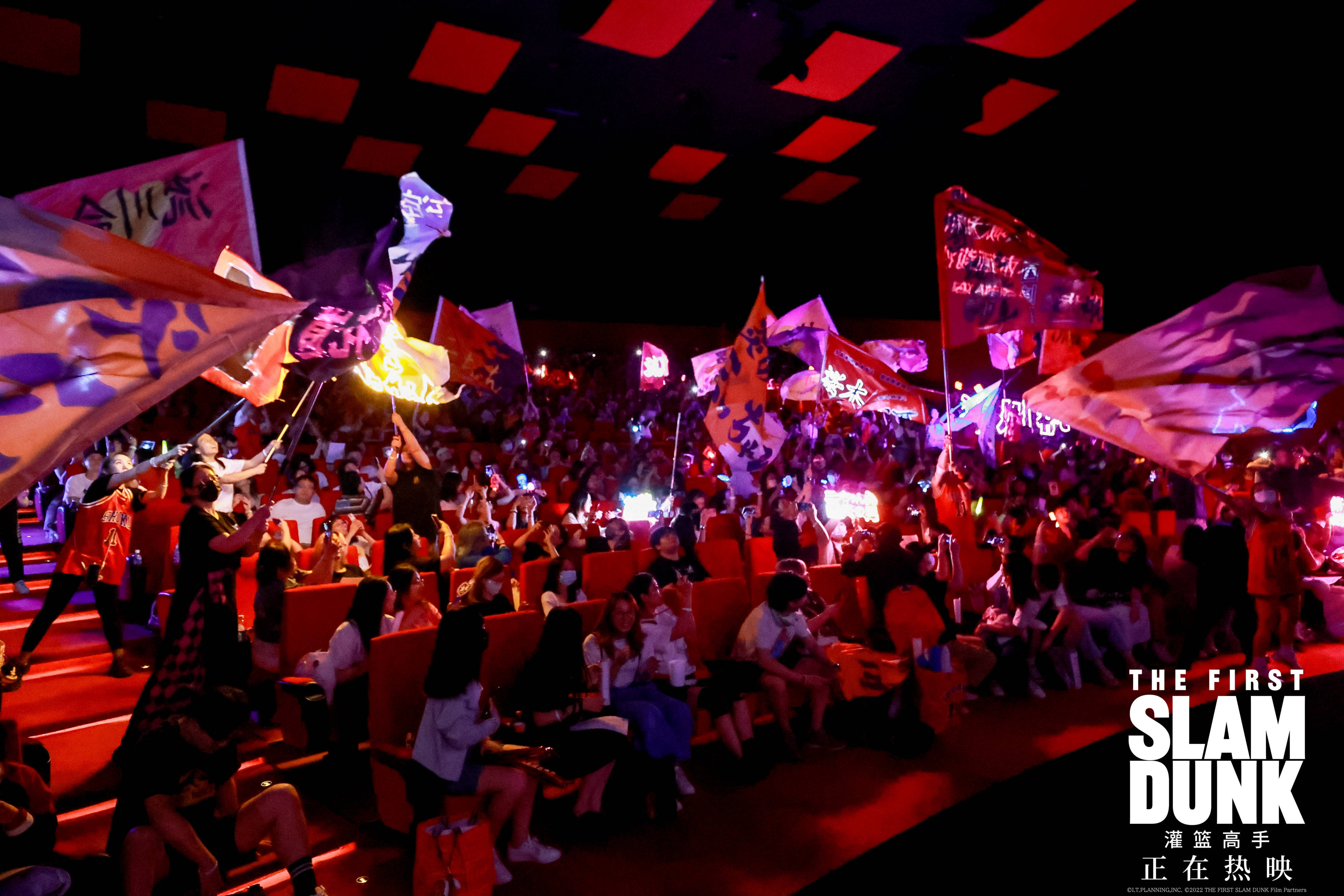 包含精彩瞬间引爆场馆，现场观众欢呼不止的词条